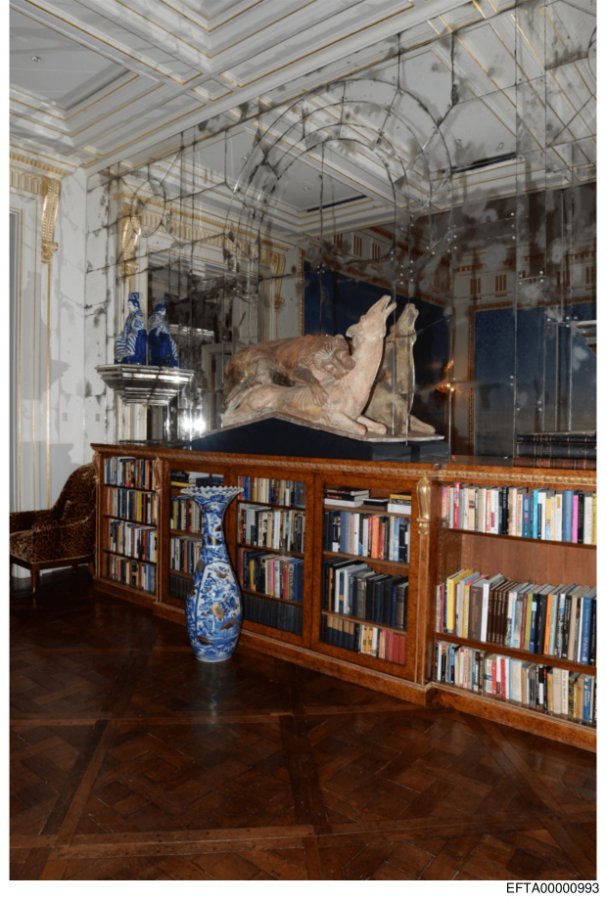 Freemasonic iconography hidden in mirrors